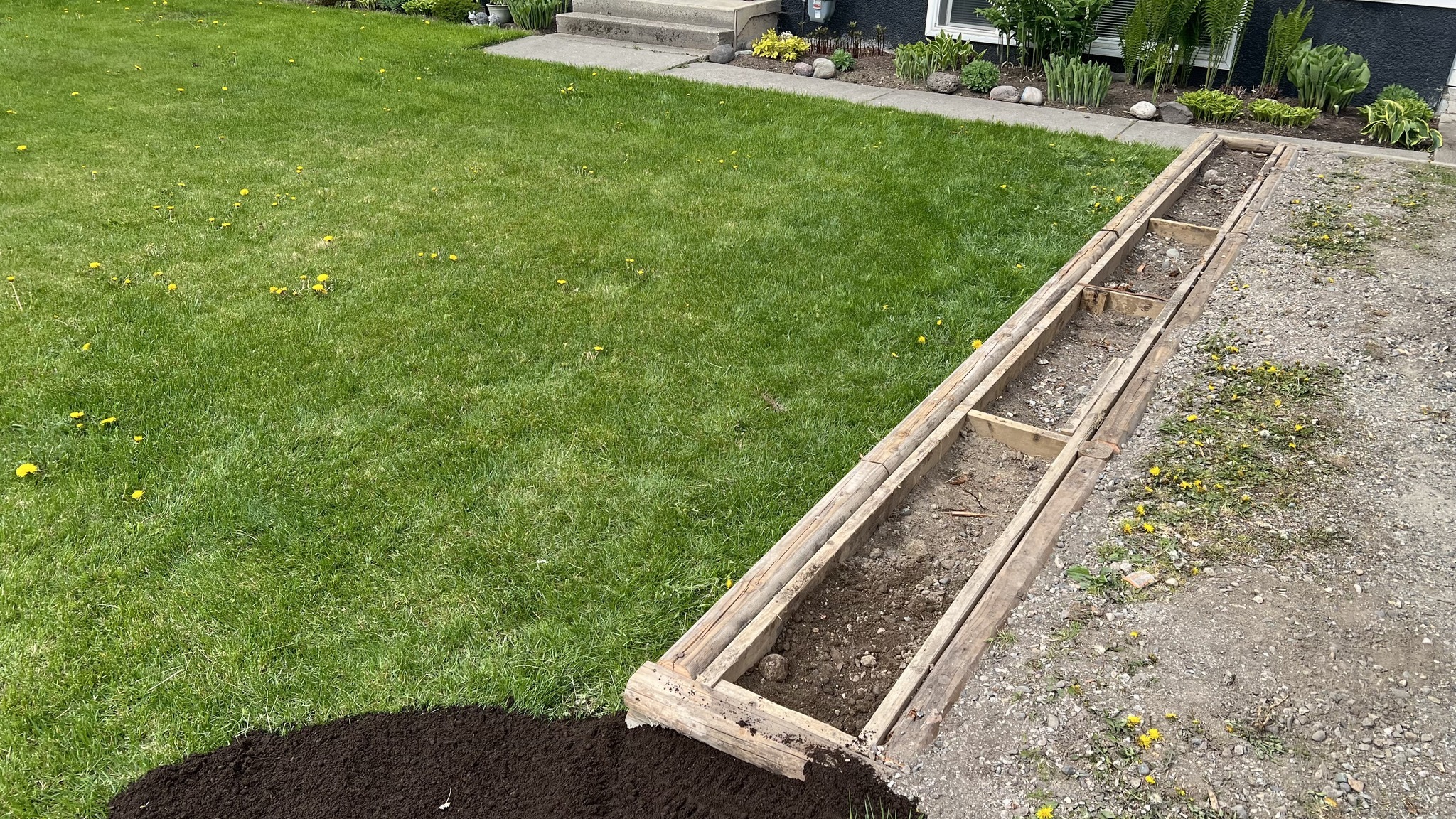 Raised garden bed frame construction
